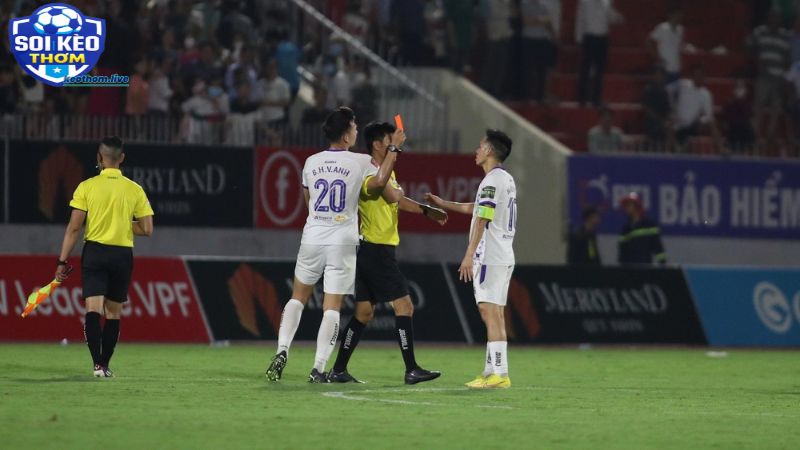 Án treo giò còn tác động đến lối chơi của hai đội